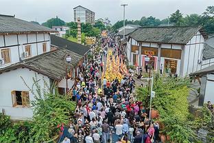 点赞！河南队返郑途中，队医对同车一脱臼旅客进行救助